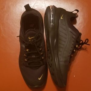 Nike Air Max Axis Women Size 7.5